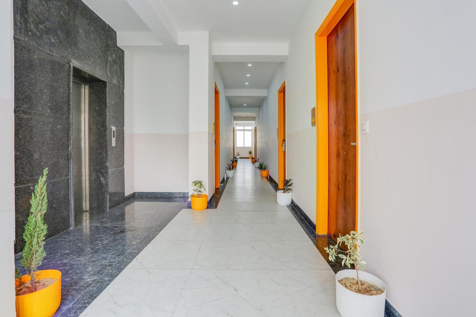 Super Townhouse Sector 69 Gurgaon Hotel ภายนอก รูปภาพ